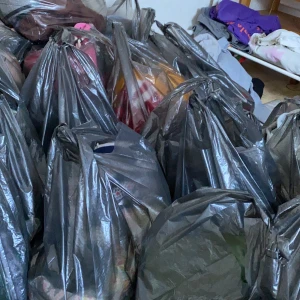 MASSA BILLIGA KLÄDER  - MASSA BILLIGA KLÄDER Har rensat ur och har massa kläder att bli av med billigt Alla kläder är mellan xs-s KÖPAREN STÅR FÖR FRAKT - 2 påsar med gråa tjocktröjor  - 3 påsar med blandad färg tjocktröjor  - 1 påse ljus tjocktröjor  - 1 påse blåa/rosa tjocktröjor  - 1 påse t-shirt - 1 påse kjolar/shorts  - 2 påsar med stickade tröjor blandade färger - 1 påse tränings tights  - 1 påse pyjamas  - 1 påse underställ  - 1 påse mjukis från cubus  - 1 påse mjukis koftor från cubus till mjukisen - 1 påse tunna långärmade - 1 påse blåa jeans  - 1 påse svarta/gröna byxor  - 1 påse svarta jeans + Freddy pants - 1 påse med luriga koftor och one piece  - 1 påse med lite blandat stickat och tjocktröjor  - 1 påse med linne  - 1 påse med klänning och jumpsuit  