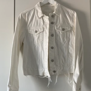 Jeansjacka från Zara  - Vit jeansjacka med slitningar från Zara. Storlek S men funkar som M likaså. Använd vid ett tillfälle så som ny. Dock hängt i förrådet sedan dess så i behov av tvätt för att få bort en mindre fläck! 