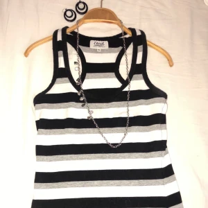 etirel randigt linne<3  - superskönt sportswear linne från etirel. det står XS men sitter snyggt skin-tight på mig som större M så väldigt stretchigt material. fint skick, inga fläckar eller urtvättad 🖤🤍🖤🤍