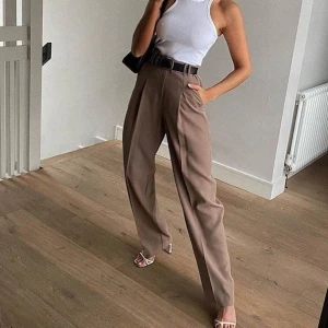 Kostymbyxor  - Grå/bruna kostymbyxor helt nya och aldrig använda!! Storlek 36!!🤍