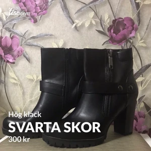 Svarta skor med hög klack - Den är ny och oanvänd därför säljs den för 300kr och har storleken 41