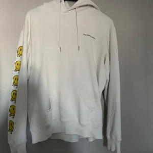 En ”The classy issue” hoodie - Säljer min ”The classy issue” hoodie som jag köpte på keenedies för 1000kr. Använder aldrig den då den har blivit för liten. Säljer den för 350 men kan kanske gå ner lite om köparen är seriös! Köparen står för frakt