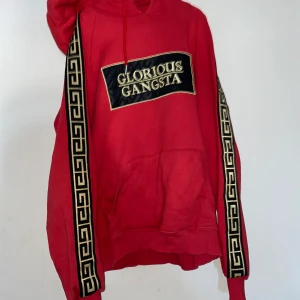 Glorius gangsta hoodie - Storlek S men den är lite stor i storleken så skulle säga M. Köpte den för 500kr. Säljer den för jag aldrig använder och har knappt använt den. Väldigt bra skick med andra ord. Köparen står för frakt.