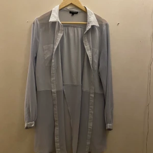 Lång skjorta  - Ljusblå lång skjorta, använt 1 gång 