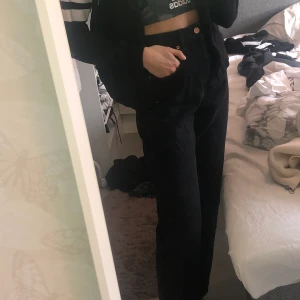 Jeans - Wow wow!!🥵 jeans från NAKD, en personlig favorit. Sitter super bra och är helt perfekta. Tyvärr så är min garderob typ full så måste rensa ut dem 😖 köpta för 599 och sälj för 300. Jag är 170 lång. 