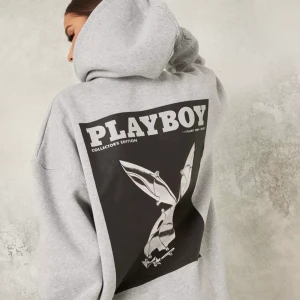 Playboy hoodie - Oversized hoodie med tryck på baksidan, helt ny (endast testad) säljer denna då den inte riktigt var min stil 🥰
