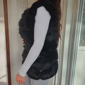 Fauxfur  - Säljer en suuperfin fauxfur vest som jag fick av min syster! Tyvärr är den för liten för mig, den har 2 fickor och 3 dolda knäppen så den går att knäppa hela vägen. Den är har endast testats 1gång inomhus. Jag är 168cm lång