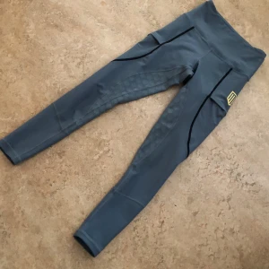 Maya Delorez INEZ FUNCTION BREECHES - Köpt 2019 men inte alls flitigt använd det enda synliga är storleken och informationen som försvunnit i tvätten på insidan av byxan. Stretchiga och trotts lite storlek passar den många. Jag är 160 lång och har inga problem med längden. På Maya Delorez hemsida är modellen 170 cm och när samma storlek. Fint skick och supersköna att ha under varma sommardagar när ridbyxor är overkill. Kan mötas upp samt frakta, köparen står för frakten. Nypris 800 kr. mitt pris kan diskuteras :)