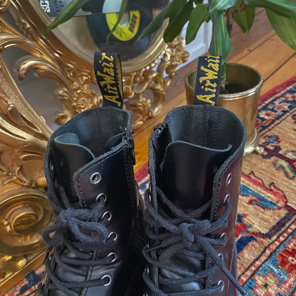 ✨Dr. Martens Jadon i mycket bra skick! Köpta för 2300kr och svåra att få tag i. De perfekta skorna för en söt eller cool outfit🤎🦋⛓ säljer pågrund av att jag inte använder de längre. Storleken är 39 och passar bra på mig som har 38/39. Möts upp i Köping eller fraktas (köparen står för frakten)✨ . Skor.