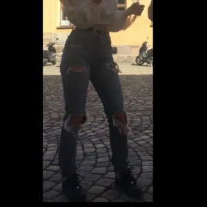 bikbok jeans - jeans med hål, passar ej mig längre då jag har S/36 o dessa är xs/34. hittade en gamal bild med jeansen på, sitte superfint. frakt 66kr tillkommer