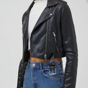 Skinnjacka - Riktigt snygg skinnjacka från Pull&Bear storlek L men passar mig som vanligtvis har M/38! I nyskick då den endast använts enstaka gånger😇💕