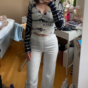 Bikbok kostymbyxor - Jag säljer mina vita kostymbyxor från bikbok då de har blivit lite för små, de är fortfarande i gott skick.