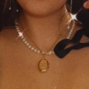 Ett halsband  - A necklace i got from my ex , it belongs to his grandma. Selling it for obvious reasons. Free shipping 