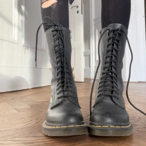 Dr Martens höga - Höga dr martens använda ett fåtal gånger! Lägg ett bud eller köp direkt för 800kr! Nypris 2000kr 