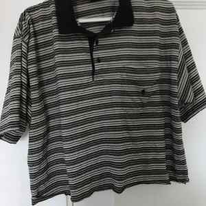 Randig pikétröja  - En cool randig pikétröja. Supersnygg med en svart polo under. Jag som har storlek S siter den oversized på. 