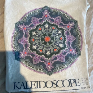 Urban outfitters t-shirt - En stor favorit som jag tyvärr inte använder längre, därav priset. T-shirten har coolaste trycket och är inte längre till salu. 🔥 Först till kvarn! Ställ gärna frågor eller prisförslag! 💘