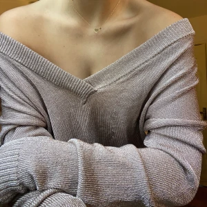 Rosa matallig tröja - En mycket fin rosa lite metalliknande/glittrig långärmad tröja med v-ringning framtill💞💞 den är i storlek XS men är väldigt stor i storleken, använd ett fåtal gånger men inget som syns på tröjan alls💖 frakt tillkommer