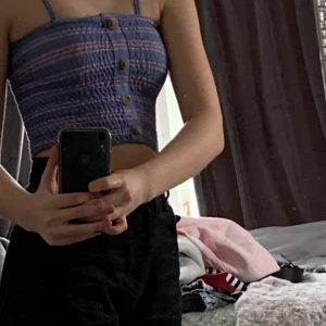 Fin topp från pull&bear - En fin blå mönstrad topp från pull&bear. Nästan aldrig använt då den är för liten på mig. Materialet är stretchigt och knapparna går inte att knäppa upp. Köparen står för frakt. Strl xs, skriv privat om du är intresserad eller för mer info🤎🤎🤎