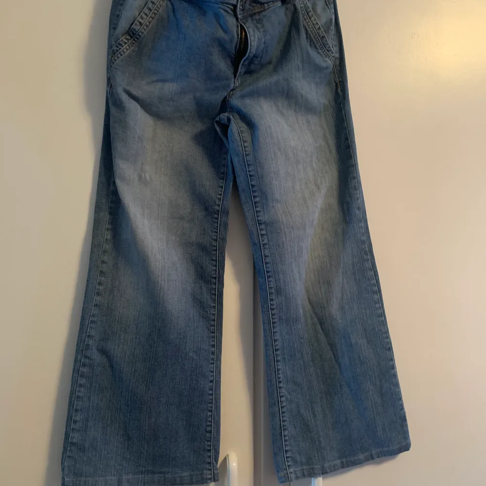 Snygga väldigt vida jean, fint skick (korta i benen, innermått ca 70cm). Jeans & Byxor.