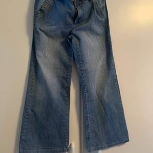 Snygga väldigt vida jean, fint skick (korta i benen, innermått ca 70cm)