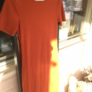 Klänning - Från Gina Tricot, köpt för 249:-. Aldrig använt den. Den är lite längre än knälång och har en ca 20 cm slits på sidan. Frakt tillkommer:)