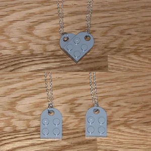 Lego halsband - Sex stycken halsband (3par) med lego hjätan💕 säljer för 150kr (för ett par). Kan skicka fler elr bättre bild om de önskas💕 färgerna är dom på bilderna (❌röda,grå sålda❌)