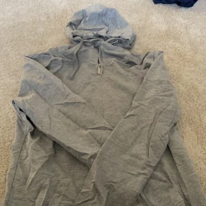 Huvtröja - Jättesnygg huvtröja i från lager 157. Lite skrynklig på bilderna men det är bara att stryka. Säljes för att den inte kommer till användning. Hör av er om ni undrar något! 