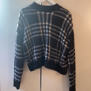 Stickad rutig tröja - En stickad svart vit rutig tröja köpt från New Yorker. Den är välanvänd men i gott skick, strl M.