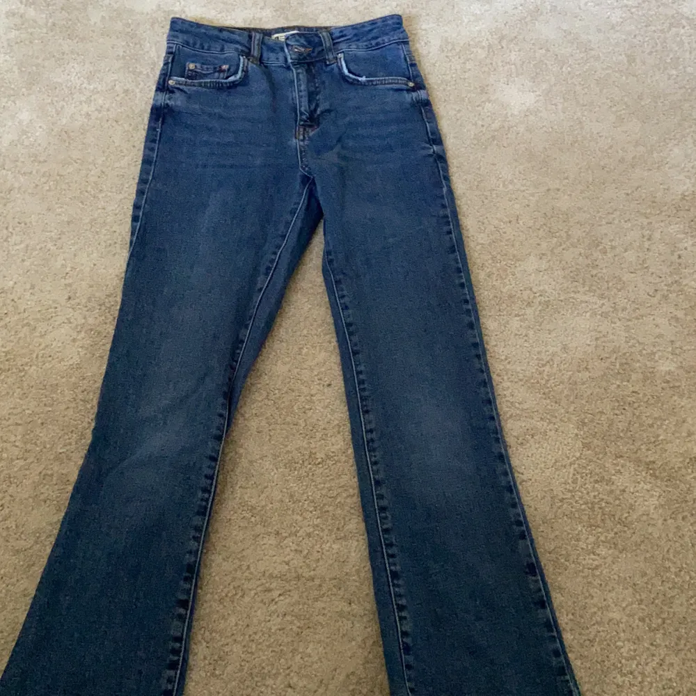 Raka jeans ifrån Gina tricot. Dem passar perfekt mig som är 158. Säljs för dem inte kommer till användning. . Jeans & Byxor.