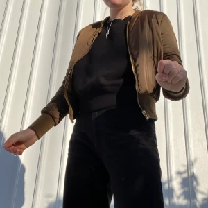 Bomberjacka - En grön/brun jacka från H&M i storlek 38. Skulle dock säga att den sitter bäst på en xs/s. 130kr+ frakt ☀️ inga defekter. Jag kan fixa fler bilder🥰