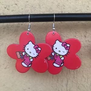 RÖDA HELLO KITTY ÖRHÄNGEN💖 - Röda Hello kitty örhängen💖 egencraftade! Flera val av motiv finns på bild 2, samt flera alternativ av färg o motiv på mina andra annonser så checka dom! 29kr inklusive frakt!💖PUSS O KRAM💖 