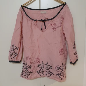 Blus från Odd Molly  - Rosa blus med mönster och knytning. Storlek 1.