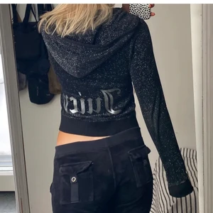 Juicy Couture kofta - FINNS ANNONSEN KVAR FINNS KOFTAN KVAR 💞🤍.    Hej! Jag säljer den glittriga Juicy Couture kofta 🖤✨ jättefin och mysig! Inge defekter, äkta såklart, storlek M, men passar mig som brukar att ha XS-S 🤍 Jag är osäkert att sälja den, men om det finns ett bra bud jag ska sälja den, buda privat! Jag kan möta i Stockholm :) Budet ligger på 450kr eller köp direkt per 500kr ! Skriv gärna i kommentarerna 💗‼️