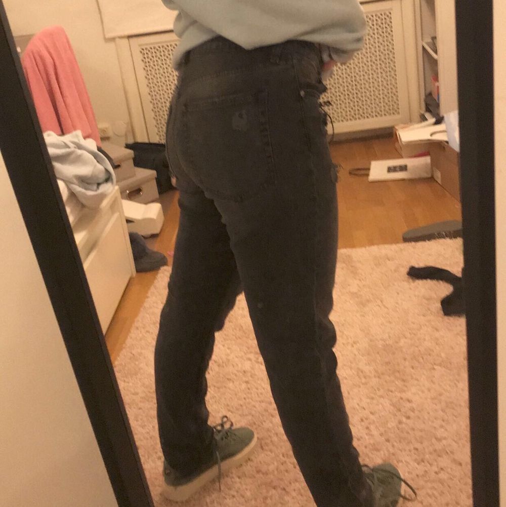 Ascoola gråsvarta jeans med slitningar. Använda 3 gånger. Säljer pga har ett annat par liknande🖤🖤 Storleken är 40 och jag brukar ha 36-38, men dem sitter lite pösigt på mig. Skulle säga att de passar 36-40 beroende på hur man vill att dem ska sitta✨ De är highwaisted men jag har på mig dem kågmidjade på bilden. Kontakta privat om du är intresserad🖤✨🖤. Jeans & Byxor.