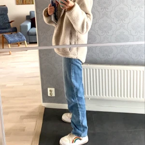 Raka jeans  - Säljer ett laga va mina favoritjeans:( så snygga och sköna, perfekt blå färg. Skriv om ni vill se fler bilder! (Jag är 167 cm lång)