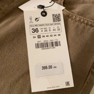 Zara jeans - Jätte snygga zara jeans , strl 36 men skulle säga att de är i strl 34, färgen är brun/beige jätte snygg färg, helt nya men passade inte mig! Bud på 100kr 