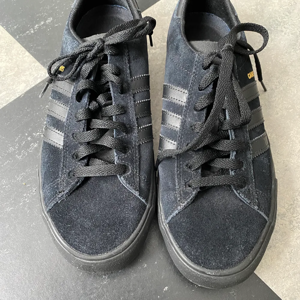 Adidas campus storlek 42.5 i mycket gott skick. . Skor.