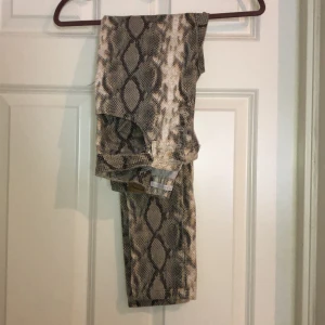 Byxor - Ormmönstrade byxor