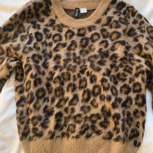 Stickad tröja med leopardmönster  - Varm stickad tröja från HM. Väldigt bra skick 🤎 köparen står för frakten