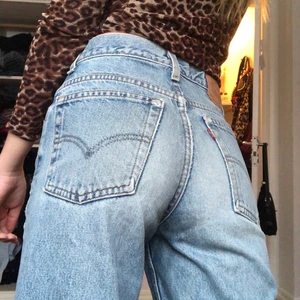Levis 550 - Svinasnygga Levis jeans! Nästan aldrig använda då de inte riktigt är min stil! W27 L28 ☯️ men det här med Levis storlekar.. dom sitter perfekt på mig är 167 och brukar ha S🍄♥️✨ 