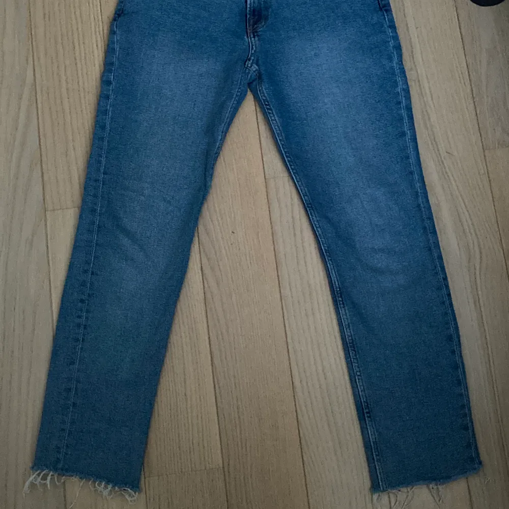 Säljer dessa schyssta slimfit jeans! Dem är ripped vid den nedre kanten. Men har blivit lite korta på mig. Jag är 180cm lång. Köoare betalar för frakt. Jeans & Byxor.