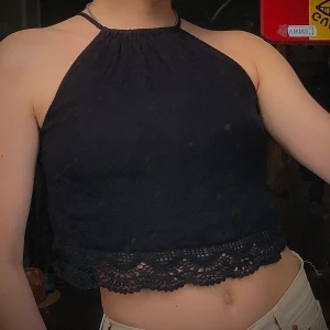 Svart Croptop med virkad volang, strl 32, XS - Tunt och svalt material. För mig som inte bär XS längre sitter den lite halvtajt i halsen.. men halsar varierar massor så svårt att säga, annars rätt loose fit. Kan mötas i Malmö och Lund. Pris kan alltid diskuteras! 🌼