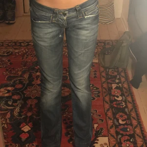 Söta jeans! - Skitsnygga jeans, köpta på secondhand men säljer pga för små på mig! Köpte för 300 men säljer för 180kr