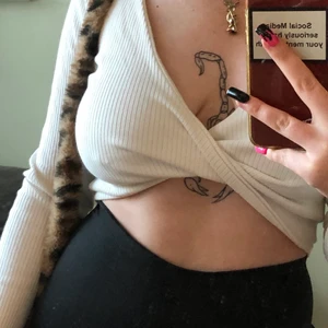 Twisted crop top - Super snygg twistad crop top, långa ärmar💜