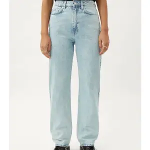 Nu säljer jag mina populära weekday jeans i modellen Rowe extra high straight jeans i storlek W28 L30, färgen är aqua blue. Säljer då dem inte kommer till användning✨✨ byxorna är endast använda fåtal gånger och är därför i mycket bra skick. Jag är 165 cm och längden passar mig perfekt. Nypris är 500kr!!💗