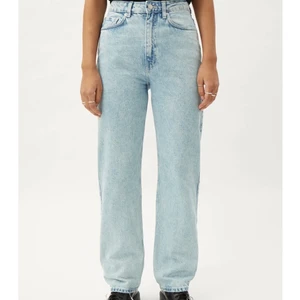 Weekday rowe jeans - Nu säljer jag mina populära weekday jeans i modellen Rowe extra high straight jeans i storlek W28 L30, färgen är aqua blue. Säljer då dem inte kommer till användning✨✨ byxorna är endast använda fåtal gånger och är därför i mycket bra skick. Jag är 165 cm och längden passar mig perfekt. Nypris är 500kr!!💗