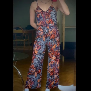 Mönstrad byxdress med resår i midjan, XS-S - Superfin byxdress med justerbara axelband, fickor, resår vid midjan så det blir en lite pösig effekt vid övergången till benen. Luftig och svalkande. Jag är 170cm. Kan mötas upp i Malmö eller Lund. Pris kan alltid diskuteras! 🌻🦖🦋