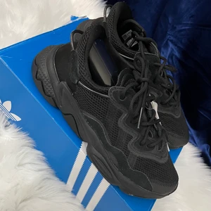ADIDAS OZWEEGO core black/carbon - Helt oanvänd perfekt skick. Köpte fel storlek och den tar plats så vill bara få bort den.