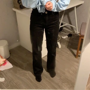 Långa raka jeans - Jeans från madlady shirts i strl 32 men är mer som en 34/36 