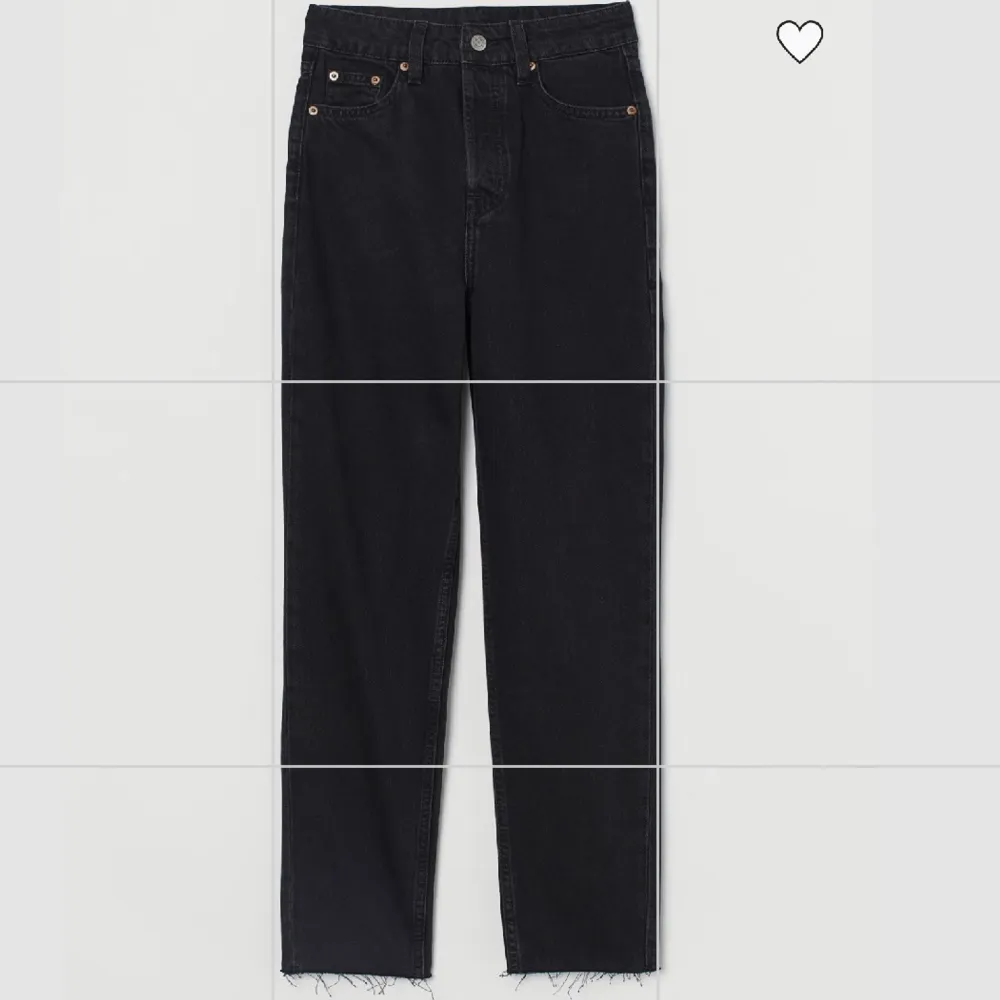 Mom jeans köpta för 400kr, har andvänt 1-2 gånger men har inte kommit till användning. funkar perfekt på mig som har xs/s, pris kan diskuteras!!!. Jeans & Byxor.